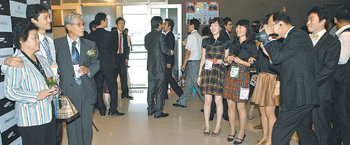 제일모직 신입사원 입사식에 초청된 부모들이 행사 시작 전 자녀와 함께 즉석 기념사진을 찍으며 즐거워하고 있다. 사진 제공 제일모직