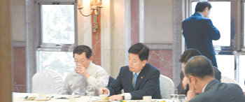 22일 오전 서울 여의도의 한 호텔에서 강만수 기획재정부 장관(오른쪽) 등 정부 관료들과 한나라당 임태희 정책위의장(서 있는 사람), 김광림 의원(왼쪽에서 두 번째) 등이 종부세 개편 관련 당정협의를 하고 있다. 연합뉴스