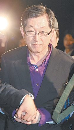 조영주 KTF 사장이 2006∼2007년 납품업체로부터 25억 원가량을 받은 혐의로 22일 구속 수감되고 있다. 김미옥 기자