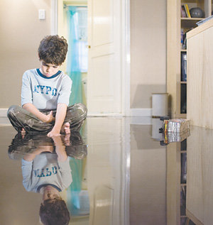 영화 ‘미러’에서 주인공의 아들 마이클은 물이 찬 방바닥에 비친 자신의 반사체 속으로 끌려들어간다. 거울로 인한 공간의 확장은 영화와 소설에 흥미를 주는 요소로 활용됐다. 사진 제공 이가영화사