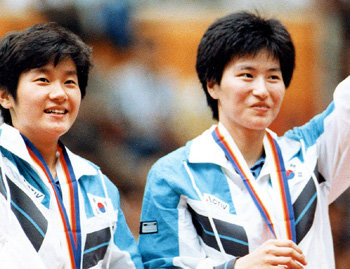 양영자(오른쪽)가 1988 서울 올림픽 여자 복식에서 중국 선수들을 꺾고 우승한 뒤 시상식에서 현정화(현 KRA 감독)와 함께 관중의 환호에 답하고 있다. 동아일보 자료 사진