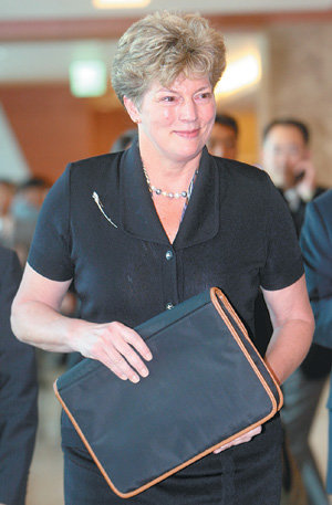 “신임 주한 美대사 ‘심은경’입니다” 캐슬린 스티븐스 신임 주한 미국대사가 23일 인천국제공항을 통해 입국하고 있다. 그는 이날 부임 기자회견에서 자신을 ‘심은경’이란 한국 이름으로 소개하며 한미 간 가교 역할을 충실히 수행해 나가겠다는 뜻을 밝혔다. 인천=홍진환 기자