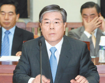 김성호 국가정보원장이 23일 국회 정보위원회에 출석해 답변 준비를 하고 있다. 박경모 기자