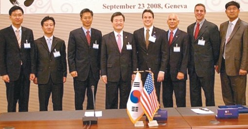 고정식 특허청장(왼쪽에서 네 번째)과 존 듀더스 미국 특허청장(왼쪽에서 다섯 번째) 등 한미 특허청 당국자들이 스위스 제네바에서 23일(현지 시간) 양국의 특허협력을 강화하는 내용의 양해각서(MOU)를 체결한 뒤 기념촬영을 하고 있다. 사진 제공 특허청