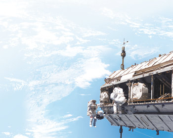 국제우주정거장에서 미국의 우주인들이 유영하고 있는 모습. 사진 제공 미국항공우주국(NASA)