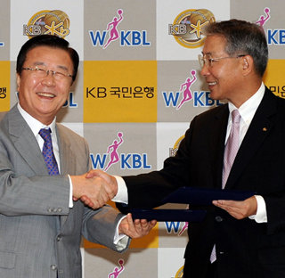 김원길 한국여자농구연맹 총재(왼쪽)와 강정원 KB국민은행장이 올 시즌 여자프로농구 타이틀 스폰서 조인서를 교환하며 악수하고 있다. 사진 제공 WKBL