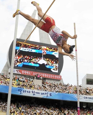 세계육상 ‘달구벌 잔치’… 여자 장대높이뛰기 한국新한국판 ‘미녀 새’ 최윤희(원광대)가 25일 대구스타디움에서 열린 2008 대구국제육상경기대회 여자 장대높이뛰기에서 힘차게 도약해 바를 넘고 있다. 최윤희는 자신의 기록을 4cm 경신하며 4.15m의 한국기록을 세웠다. 원조 ‘미녀 새’ 옐레나 이신바예바(러시아)는 4.60m로 우승했다. 이정준(안양시청)은 남자 110m 허들에서 13초53의 한국기록(종전 13초55)을 세웠다. 대구=-홍진환 기자