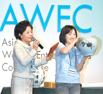 25일 서울 서초구 JW메리어트 호텔에서 열린 아시아 여성경제인대회에서 참석자들이 아시아 지역 기아어린이를 돕기 위한 자선 경매를 진행하고 있다. 연합뉴스