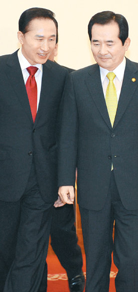 이명박 대통령(왼쪽)과 민주당 정세균 대표가 25일 청와대에서 오찬을 겸한 단독회담을 갖고 경제 살리기를 위한 초당적 협력 등 7개항에 합의했다. 청와대사진기자단