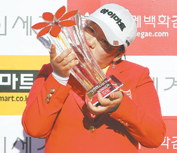 한국여자프로골프(KLPGA) 30년 사상 처음으로 한 시즌 메이저대회 2승을 올린 신지애가 우승트로피에 입을 맞추고 있다. 사진 제공 KLPGA