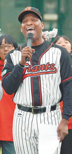 약속 지킨 ‘부산갈매기’ 열창프로야구 롯데 제리 로이스터 감독이 28일 사직구장에서 열린 KIA와의 홈경기에 앞서 팀의 인기 응원곡인 ‘부산 갈매기’를 부르고 있다. 로이스터 감독은 시즌 초 롯데가 포스트시즌에 진출하면 이 노래를 마지막 홈 경기 때 팬들 앞에서 부르겠다고 약속한 바 있다. 부산=연합뉴스