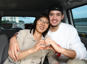 프로농구 SK 김민수(오른쪽)가 아르헨티나에서 영구 귀국한 어머니 김윤숙 씨와 하트 모양을 그리며 활짝 웃고 있다. 6년 전 돈을 벌기 위해 한국을 찾은 김민수는 성공해 어머니를 모시겠다는 꿈을 이뤘다. 사진 제공 SK농구단