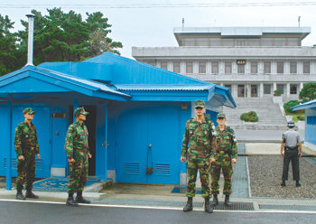 10월 1일 건군 60주년을 맞는다. 25일 판문점 공동경비구역(JSA) 남북군사회담장에서 북한군과 마주보고 있는 JSA 경비대대 대원들의 눈초리가 매섭다. 판문점=윤상호 기자