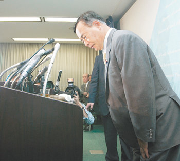 나카야마 나리아키 일본 국토교통상이 28일 사임 기자회견을 하면서 고개를 숙이고 있다. “일본군위안부는 존재하지 않았다”는 발언 등 망언을 거듭해 악명 높은 그는 국토교통상에 취임한 뒤에도 막말 파문으로 취임 5일 만에 물러나게 됐다. 도쿄=로이터 연합뉴스