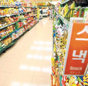 썰렁한 스낵코너멜라민 파동으로 먹을거리에 대한 소비자들의 불안감이 확산되고 있다. 28일 서울에 있는 한 대형마트의 과자 코너는 손님들의 발길이 끊겨 한산한 모습이다. 김미옥 기자
