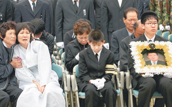 불법 조업 중인 중국어선을 검문하다 숨진 박경조 경위의 영결식이 29일 오전 전남 목포해양경찰서에서 열렸다. 고인의 영정 옆에서 오열하고 있는 유족들. 목포=연합뉴스