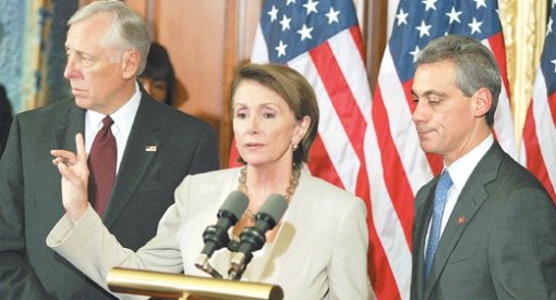 낸시 펠로시 미국 하원의장(가운데)이 지난달 29일 미 하원의 구제금융법안 부결 직후 워싱턴 의사당에서 스테니 호이어 민주당 원내대표(왼쪽), 램 이매뉴얼 민주당 코커스 의장과 함께 기자회견을 하고 있다. 워싱턴=로이터 연합뉴스