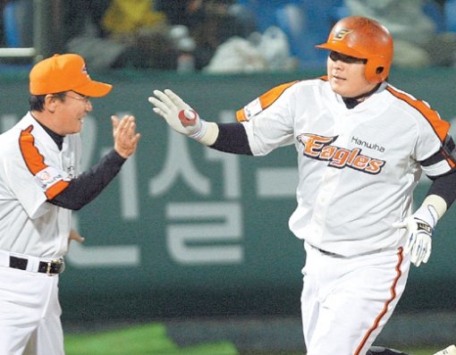 김태균 31호 단독 선두로한화 김태균(오른쪽)이 30일 두산에 4-0으로 앞선 3회 1사 후 오른쪽 담장을 넘어가는 솔로홈런을 날린 뒤 유지훤 3루코치와 하이파이브를 하고 있다. 대전=연합뉴스