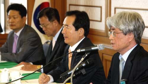 소설가 복거일 문화미래포럼대표가 1일 국회에서 ‘민주당이 집권하는 길’이란 주제로 강연을 하고 있다. 연합