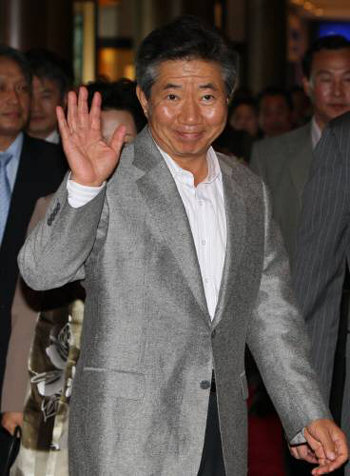 노무현 전 대통령이 1일 오전 서울 밀레니엄 힐튼호텔에서 개최되는 10.4 남북정상선언 1주년 기념식 및 국제학술대회에 참석하기 위해 호텔에 도착해 손을 흔들고 있다. [연합]