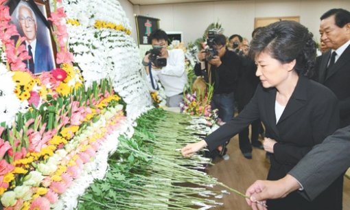 박근혜 전 한나라당 대표(오른쪽)가 1일 김영삼 전 대통령의 부친 고 김홍조 옹의 빈소가 마련된 경남 마산삼성병원을 찾아 헌화하고 있다. 마산=연합뉴스