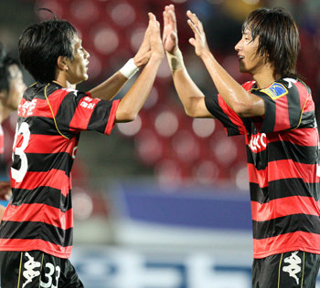 포항 스틸러스의 노병준(왼쪽)이 성남 일화와의 경기에서 전반 29분 헤딩골을 터뜨린 뒤 동료와 하이파이브를 하며 기뻐하고 있다. 성남=연합뉴스