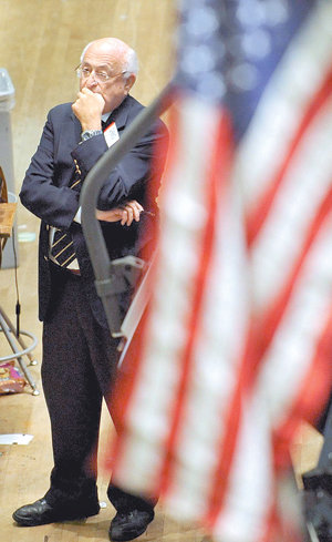 촉각 곤두세운 월가지난달 30일 미국 뉴욕증권거래소에서 장 마감 뒤 한 트레이더가 턱을 괸 채 생각에 잠겨 있다. 이날 미국 증시는 구제금융법안이 결국엔 통과될 것이라는 기대감으로 전날의 폭락세를 딛고 반등했다. 뉴욕=EPA 연합뉴스