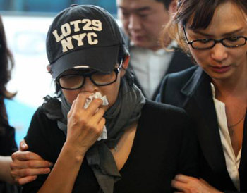 지난달 서울 강남성모병원에 마련된 故 안재환의 빈소에서 고인의 발인식이 진행된 가운데, 동료 이소라(오른쪽)가 오열하다 지친 최진실을 부축하며 장례식장을 빠져나오고 있다. 스포츠동아자료사진