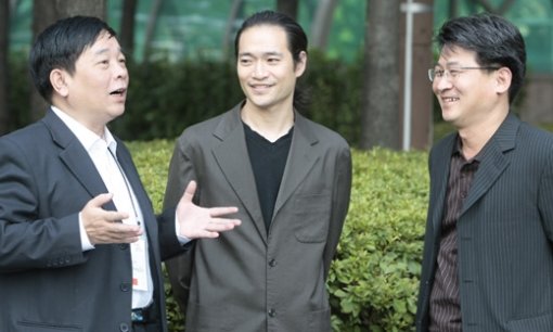 한중일의 대표 이야기꾼들은 “문학적 상상력의 근간이 이야기의 힘에 있기에 다방면에 걸친 문화콘텐츠로 활용할 수 있다”고 목소리를 모았다. 왼쪽부터 왕훙자, 호시노 도모유키, 성석제 작가. 박영대 기자