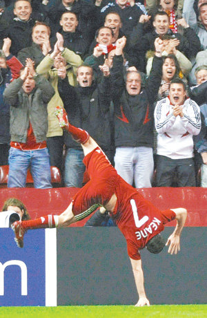 골 넣고 재주 부리고 ‘기쁨 2배’ 리버풀의 로비 킨이 유럽축구연맹(UEFA) 챔피언스리그 조별리그 PSV 에인트호번과의 경기에서 전반 34분 골을 성공시킨 뒤 환호하는 홈 팬 앞에서 골 세리머니로 땅 짚고 돌기를 하고 있다. 리버풀=로이터 연합뉴스