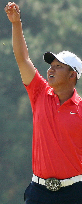 ‘차세대 골프 황제’ 앤서니 김이 3번홀(파3)에서 두 번째 샷을 하기 전에 바람의 방향과 세기를 살피고 있다. 천안=연합뉴스