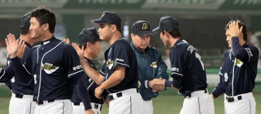 2년 연속 플레이오프 직행 티켓을 따낸 두산 선수들이 경기를 마친 뒤 김경문 감독(오른쪽에서 세 번째) 등 코칭스태프들과 하이파이브를 하고 있다. 연합뉴스