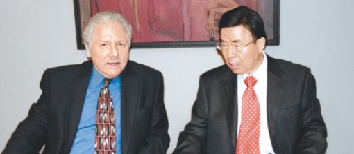 대니 라이프치거 세계은행 부총재와 박윤식 조지워싱턴대 교수가 2일 미국 워싱턴 시내 세계은행 본부 회의실에서 금융위기의 원인과 전망에 대해 의견을 나누고 있다. 두 사람은 금융위기가 한국에 미칠 영향에 대해 상대적으로 낙관적 견해를 나타냈다. 워싱턴=이기홍 특파원