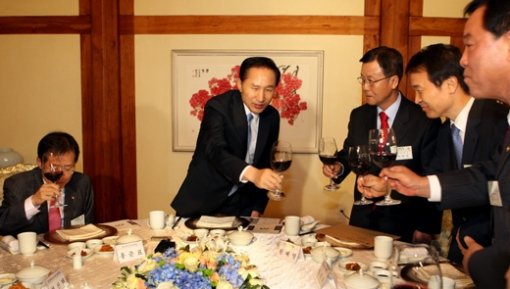 이명박 대통령이 2일 청와대에서 열린 국회 원내대표단 및 정책위의장들과의 만찬에서 참석자들과 건배하고 있다. 왼쪽부터 홍준표 한나라당 원내대표, 이명박 대통령, 원혜영 민주당 원내대표, 임태희 한나라당 정책위의장, 류근찬 선진과 창조의 모임 정책위의장. 이종승 기자