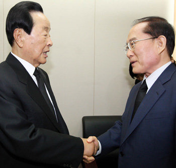 자유선진당 이회창 총재(오른쪽)가 2일 오후 김영삼 전 대통령의 부친인 고 김홍조 옹의 빈소가 마련된 경남 마산삼성병원 장례식장을 찾아 조문한 뒤 김 전 대통령과 악수하고 있다. 마산=연합뉴스