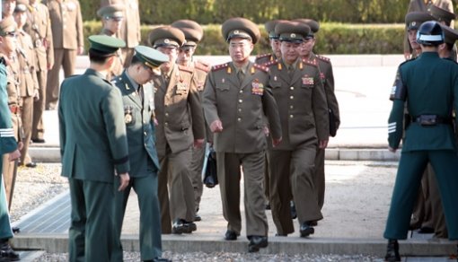 군사분계선 넘는 北대표단 판문점 남측 ‘평화의 집’에서 2일 열린 남북군사실무회담에 참석하기 위해 북측 수석대표인 박림수 대좌(가운데) 등 북한 대표단이 군사분계선을 넘어오고 있다. 판문점=사진공동취재단