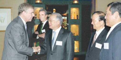 영국의 앤드루 왕자(왼쪽)가 2일 서울 용산구 하얏트호텔에서 열린 오찬간담회에 참석해 손경식 대한상공회의소 회장(왼쪽에서 세 번째) 등 한국 기업인들과 인사를 하고 있다. 사진 제공 대한상공회의소