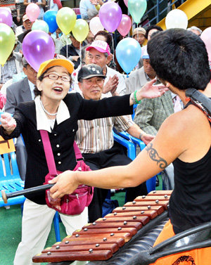 한껏 흥 오른 노인의 날 ‘노인의 날’인 2일 서울 종로구 경운동 서울노인복지센터에서 열린 가을축제에 참가한 어르신이 음악공연을 보며 흥겨워하고 있다. ‘노인의 날’은 경로효친사상 함양을 위해 1997년 제정됐다. 김미옥 기자