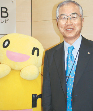 HTB 도쿄지사에서 자사 마스코트인 ‘온짱’을 배경으로 포즈를 취한 오기야 사장. 도쿄=서영아  특파원