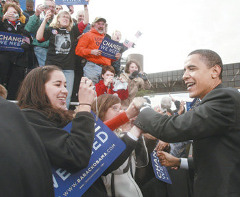 1일 미국 위스콘신 주 라크로스에서 민주당 대선후보인 버락 오바마 상원의원이 선거 유세 중 지지자들과 손을 잡으며 인사하고 있다. 라크로스=로이터 연합뉴스