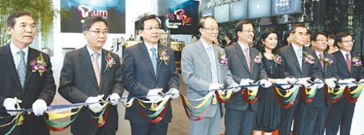 SK텔레콤이 2일 서울 중구 을지로 본사 사옥에서 모바일 정보기술(IT) 체험관인 ‘티움(T.um)’ 개관식을 가졌다. 최시중 방송통신위원장, 김신배 SK텔레콤 사장, 최문영 프라다코리아 사장, 신헌철 SK에너지 부회장(왼쪽 네 번째부터) 등이 테이프 커팅을 하고 있다. 이훈구 기자