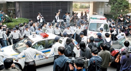 2일 오전 숨진 탤런트 최진실 씨의 시신이 서울 서초구 잠원동 최 씨의 자택에서 경찰의 호위를 받으며 강남구 삼성서울병원으로 이송되고 있다. 변영욱 기자
