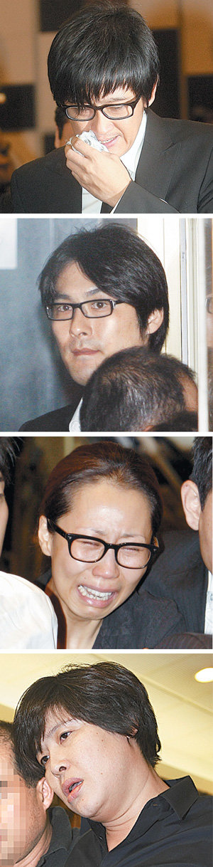 오열하는 가족-지인 숨진 최진실 씨의 가족과 지인들은 슬픔에 잠겼다. 동생인 탤런트 최진영 씨는 빈소에서 오열했고, 급히 달려온 전남편 조성민 씨도 침통한 모습을 감추지 못했다. 절친했던 개그우먼 정선희 씨는 빈소에 들어서며 울음을 터뜨렸고 이영자 씨는 망연자실한 표정으로 빈소에 들어왔다(위부터). 변영욱 기자·연합뉴스