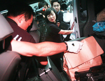 자살 현장서 물품 수거 탤런트 최진실 씨가 숨진 서울 서초구 잠원동 최 씨의 자택에서 2일 오전 경찰 관계자들이 현장 감식을 한 뒤 물품을 싣고 있다. 연합뉴스