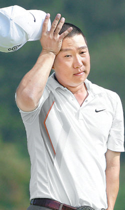 앤서니 김이 3번홀 그린에서 모자를 벗으며 이마에 흐른 땀을 훔치고 있다. 앤서니 김은 이 홀에서는 버디를 낚았다. 천안=연합뉴스