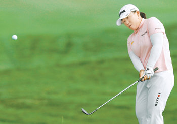 신지애가 18번홀(파5) 그린 주변에서 칩샷을 하고 있다. 신지애는 이 홀을 파로 마쳤다. 하프문베이=로이터 연합뉴스