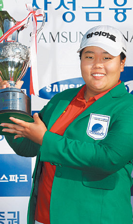 올 시즌 처음 정상에 오른 안선주가 우승 트로피를 들어 보이며 활짝 웃고 있다. 사진 제공 KLPGA