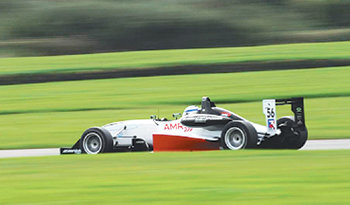 A1그랑프리에 사상 처음 출사표를 낸 한국 ‘A1팀 코리아’의 메인 드라이버 황진우가 레이스 차량을 몰고 있다. 사진 제공 굿이엠지