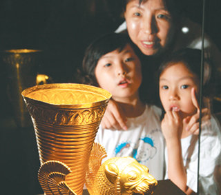 고대 동서 문명 교류의 허브였던 세계 최초의 제국 페르시아의 찬란한 문명을 선보이는 ‘황금의 제국 페르시아’가 7일∼내년 1월 11일 국립대구박물관에서 다시 모습을 드러낸다. 사진은 2500년 전 작품이라고 믿기 어려울 정도로 정밀한 황금 공예기술이 돋보이는 ‘날개 달린 사자 장식 황금 뿔잔’. 동아일보 자료 사진