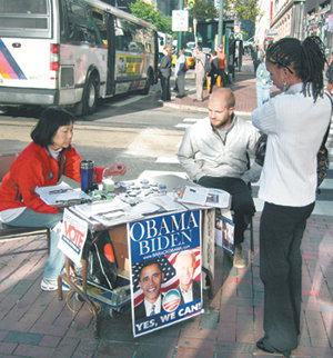 “민주 유권자 등록하세요”버락 오바마 후보의 선거운동원들이 2일 펜실베이니아 주 필라델피아 시 마켓가에서 유권자 등록을 독려하고 있다. 유권자 등록은 6일까지다. 필라델피아=하태원  특파원